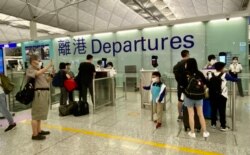 香港国际机场一幕年老长辈送别年幼儿孙的场面 （美国之音/汤惠芸）