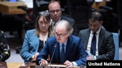 Intumwa idasanzwe ya ONU muri Siriya, Geir Pedersen (hagati kuri micro) 