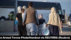 پاکستان د بهرنيو چارو ویلي د ٢٠٢٤ کال د جولای ترمیاشتې، لږ تر لږه ٤٤٠٠٠ افغانان چې لوېدیځو هېوادونو ته د لېږد لپاره منل شوي لاهم په پاکستان کې خپل نوبت ته په تمه دي. (عکس ارشیف).