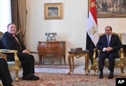 U.S. Secretary of State Mike Pompeo, left, meets with Egyptian President Abdel-Fattah el-Sissi in Cairo, Jan. 10, 2019.