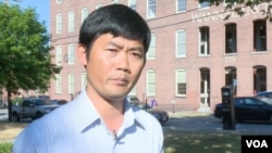 លោក ខូ តារាឫទ្ធិ ជា​សាស្ត្រាចារ្យ​ខាង​វប្បធម៌ នៅ​មហាវិទ្យាល័យ Middlesex Community College។