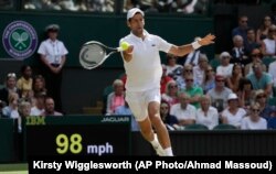 Novak Đoković u duelu sa Keijem Nišikorijem u četvrtfinalu Vimbldona (Foto: AP/Kirsty Wigglesworth)