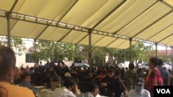 ទីធ្លាសម្រាប់បំពេញឯកសារ និងកន្លែងអង្គុយរង់ចាំ នៅក្នុងការិយាល័យធ្វើលិខិតឆ្លងដែន(ស៊ុន ណារិន/VOA)