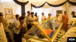 Thousands of Cambodians pay their respects to Kem Ley, Tuesday, July 19, 2016, at Wat Chas pagoda in Phnom Penh, Cambodia. ( Leng Len/VOA Khmer)