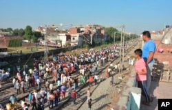 Warga berkerumunan di lokasi kecelakaan kereta api di Amritsar, India, 20 Oktober 2018.