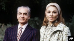 Shah Iran Reza Pahlevi dan permaisuri, Farah Diba ketika masih berkuasa di Iran (foto: dok).