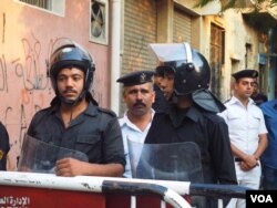 Cairo authorities block roads surrounding the morgue expected to receive the bodies of many of the victims, 31 Oct. 2015. (Hamada Elrasam/VOA)