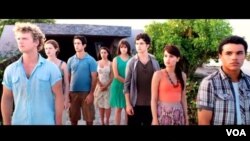 Cinta Laura bersama para bintang pendukung film 'The Philosophers' (foto: courtesy Phase4Films).