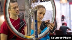 Joseph Gordon-Levitt and Dania Ramirez star in Columbia Pictures' "Premium Rush." (Photo: Sarah Shatz)