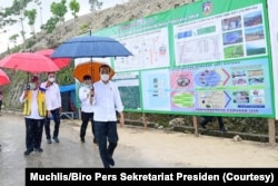 Presiden Joko Widodo meninjau areal persawahan yang menjadi kawasan lumbung pangan di Desa Makata Keri, Kecamatan Katiku Tana, Kabupaten Sumba Tengah, Selasa, 23 Februari 2021. (Foto: Muchlis/Biro Pers Sekretariat Presiden)