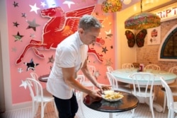 Chef Joe Calderone serves The Creme de la Creme Pommes Frites, the world's most expensive french fries, according to the Guinness Book of World Records, at Serendipity 3 restaurant New York City, New York, U.S., July 23, 2021. (REUTERS/Eduardo Munoz)
