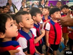 ទិដ្ឋភាពទូទៅ​នៃកម្មវិធី ពិព័រណ៍សៀវភៅកម្ពុជា​លើក​ទី៦​ នៅរាជធានីភ្នំពេញ​ នៅថ្ងៃទី ០៨​ ខែធ្នូ ឆ្នាំ​២០១៨។ (ខាន់ សុគុំមនោ/ VOA)