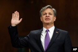 크리스토퍼 레이 연방수사국(FBI) 국장 지명자가 12일 워싱턴 DC 의사당에서 상원 법사위 인사청문회에 참석, 선서하고 있다.