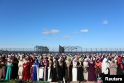 Muslim AS melakukan salat Idul Fitri tahun lalu di Bensonhurst Park, Brooklyn, New York (foto: dok).