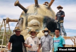 陈维明创作的“中共病毒”雕塑正在完工阶段，前排左二为陈维明。(美国之音，2021年5月25日）