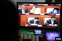 រូបឯកសារ៖ ទិដ្ឋភាព​ទូទៅ​នៃ​កិច្ច​ប្រជុំ​សភា​ពេញ​អង្គ​នៅ​រដ្ឋសភា​ អំពី​ការ​ដក​លោក​ កឹម សុខា​ ពី​តំណែង​អនុប្រធាន​ទី​១​នៃ​រដ្ឋ​សភាកាល​ពី​ថ្ងៃ​ទី​៣០​ ខែ​តុលា​ ឆ្នាំ​២០១៥​ (ហ៊ាន សុជាតា​/ VOA)