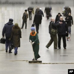 Farroshlik qilib vatanidagi oilasini boqayotgan ayollar