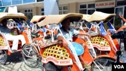 Sejumlah becak yang ikut ambil bagian dalam kampanye anti korupsi di Yogyakarta.