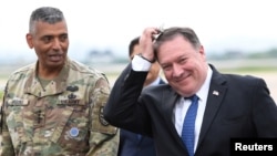 Državni sekretar SAD, Majk Pompeo, hoda sa američkim generalom Vinsentom K. Bruksom, komandantom snaga Sjedinjenih Država u Koreji, nakon što je stigao u vojnu azu Osan u Pkeongteku, Južna Koreja, 13. juna 2018.