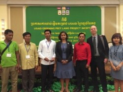 រូបឯកសារ៖ ប្រធានបេសកកម្ម​ USAID អ្នក​ស្រី Veena Reddy និង​លោក Matthew Edwardsen ប្រធាន​គម្រោង ​USAID ព្រៃឡង់​បៃតង ថត​រូប​ជាមួយ​សកម្មជន​ស្ម័គ្រ​ចិត្ត​ដែល​មក​ពី​ខេត្ត​ទាំង​បួនបន្ទាប់​ពី​កម្មវិធី​ប្រកាស​ចាប់​ផ្តើម​គម្រោង​ USAID ព្រៃ​ឡង់​បៃតងនៅ​ក្នុង​រាជធានី​ភ្នំពេញ​។