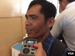 លោក​ រម៉ាស​ ស្វែល​ ជនជាតិ​ដើម​ភាគ​តិច​ចារ៉ាយ​ មក​ពីខេត្ត​រតនៈគិរី​ ថ្លែង​ពី​ការ​រងគ្រោះ​ពី​គម្រោង​វិនិយោគ​ក្រុមហ៊ុន​ឯកជន​ ដោយសារ​កង្វះ​ការ​យល់​ដឹង​អំពី​ការ​វាយ​តម្លៃ​ហេតុប៉ះពាល់​បរិស្ថាន។