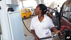 Wata ma'aikaciyar wani gidan mai a birnin Lagos, bayan da aka cire tallafin mai.