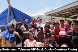 Luhut Binsar Panjaitan bersama Secretary of Fund and Director IMF, Jianlin Hai mengunjungi Posko Pengungsian Gempa dan Tsunami di Kelurahan Duyu, Palu, Sulawesi Tengah, Jumat (5/10), dan menyerahkan secara simbolin bantuan beras sebanyak 20 ton dan bahan