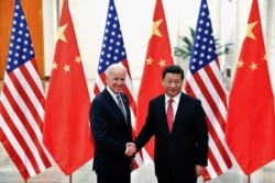 Xi Jinping dan Joe Biden (kiri) di dalam Aula Besar Rakyat di Beijing 4 Desember 2013. (Foto: REUTERS/Lintao Zhang)