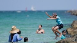 Yadda wasu matasa ke shakatawa a bakin wani teku da ke Amurka duk da barkewar annobar Coronavirus