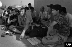 Rossiyaga ishga borish uchun avtobus kutib o'tirgan o'zbekistonliklar