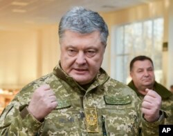 Ukrainian President Petro Poroshenko speak to soldiers during a visit to a military base in Chernihiv region, Ukraine, Nov, 28, 2018.