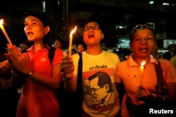 People mourn after an announcement that Thailand's King Bhumibol Adulyadej has died, at the Siriraj hospital in Bangkok, Thailand Oct. 13, 2016.