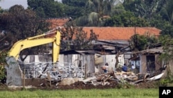 Rumah warga yang hancur setelah pesawat latih Fokker 27 TNI Angkatan Udara, jatuh menimpa pemukiman di sekitar Halim Perdanakusuma, Jakarta (21/6).