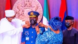 Buhari yana sakawa shugaban hafsan sojin sama aninai (Hoto: Twitter Nigerian Air Force)