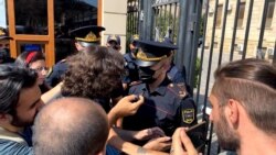 İctimai fəallar Xəzər rayon Polis İdarəsinin binası qarşısında aksiya keçirib