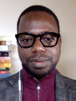 លោក Boukary Sawadogo សាស្ត្រាចារ្យ​ផ្នែក​ភាពយន្ដ​អាហ្វ្រិក និយាយ​ថា ទិដ្ឋភាព​នៃ​ការ​ឡោមព័ទ្ធ​វិមាន​សភា​សហរដ្ឋ​អាមេរិក «ប្រៀប​ដូច​ជា​ភាពយន្ដ​ហូលីវូដ​អីចឹង»។ (VOA ភាសា​បារាំង​ផ្សាយ​ទៅ​កាន់​អាហ្វ្រិក​)