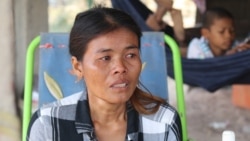 អ្នកស្រី ប៊ុយ គីមឡាក់ ដែល​ស្វាមី គឺ​លោក ទុយ ស្រស់ បាន​ស្លាប់ កាលពី​ថ្ងៃទី ១ ខែមករា ឆ្នាំ២០២០ ខណៈ​មាន​ការរកឃើញ​ថា ត្រូវ​បាន​វាយដំ​យ៉ាងធ្ងន់ធ្ងរ​រហូត​ដល់​គ្រាំ​ក្នុង​ពី​សំណាក់​កងកម្លាំង​អាវុធហត្ថ ខេត្តបន្ទាយមានជ័យ។(ស៊ុន ណារិន/VOA)