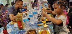 Anak perempuan Kori Majeed menggunakan peralatan makan dari bambu. (Foto: Kori Majeed/koleksi pribadi)
