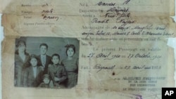 រូបឯកសារ៖ រូបថត​នេះ ដែលត្រូវ​បាន​ថតឡើង​កាល​ពី​ថ្ងៃ​ទី០១ ខែ​តុលា ឆ្នាំ​២០១៦ ​បង្ហាញពី​លិខិត​ឆ្លងដែន​របស់​គ្រួសារ​ត្រកូល Najjar។ គ្រួសារ​ត្រកូល Najjar គឺ​ជា​ជនចំណាកស្រុក​ស៊ីរី ដែល​បាន​មក​សហរដ្ឋអាមេរិក​ក្នុង​ឆ្នាំ ១៩២០។ លិខិត​ឆ្លងដែន​របស់​ពួកគេ​ត្រូវ​បាន​ដាក់បង្ហាញ​នៅ​ក្នុង​ពិព័រណ៍​មួយ​នៅ​សារមន្ទីរជាតិ​នៃ​ជនចំណាកស្រុក​កោះ​ Ellis Island។