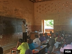 Students at Saint Francois Public School in Bangui couldn’t attend this school for more than two years. The militias in the neighborhood recruited some young people and gave them guns. Now, after it re-opened, about 2,500 students are back in class. (Z. Baddorf/VOA)