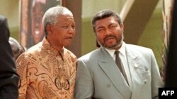 Le président sud-africain Nelson Mandela (à g.) avec son homologue ghanéen Jerry Rawlings lors de l'ouverture du sommet de l'Organisation de l'unité africaine à Ouagadougou, Burkina Faso, le 8 juin 1998.