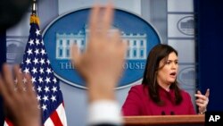 Sekretaris pers Gedung Putih, Sarah Huckabee Sanders, menjawab pertanyaan wartawan di Gedung Putih, Washington DC, Selasa (20/2).