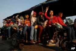 រូបឯកសារ៖ កម្មករកាត់ដេរ​ខ្មែរ​កំពុង​ធ្វើ​ដំណើរ​ទៅ​គេហដ្ឋាន​របស់​ពួក​គេ​វិញ​ក្រោយ​ពី​បញ្ចប់​ការងារ នៅ​ជាយ​ក្រុង​ភ្នំពេញ កាលពី​ថ្ងៃទី១៧ ខែ​កុម្ភៈ ឆ្នាំ​២០១៦។