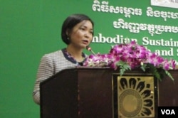 លោកស្រី ជា សេរី អគ្គនាយក​ធនាគារ​ជាតិ​នៃ​កម្ពុជា​ថ្លែង​ក្នុង​ពិធី​សម្ពោធ និង​ចុះ​ហត្ថលេខា​លើ​គំនិត​ផ្ដួចផ្ដើម​ហិរញ្ញវត្ថុ​ប្រកប​ដោយ​ចីរភាព​នៅ​កម្ពុជា នៅថ្ងៃ​ទី១៩ ខែកញ្ញា ២០១៦។ (អ៊ិត សូធឿត/VOA)