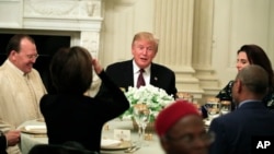 ولسمشر ټرمپ په ۲۰۱۹ کال کې په رمضان کې له مسلمانانو سره د افطار په یو پروګرام کې