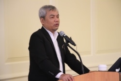 FILE - Youk Chhang, Director of Documentation Center of Cambodia, gives a lecture to students and professors at the University of Maryland on May 9, 2017 (Leakhena Sreng/VOA Khmer)