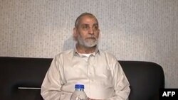 Cette capture d'écran d'une video publiée par le gouvernement égyptien montre Mohamed Badie après son arrestation, le 20 août 2013