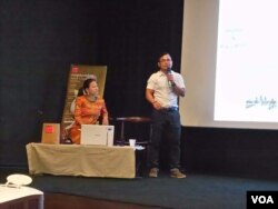 អ្នកស្រី Amema "Mimi" Saeju និងលោកយង់ សុភាធ្វើបទបង្ហាញពីស្នាដៃរបស់លោក Michael Vickery នៅ​មជ្ឈមណ្ឌលវប្បធម៌បារាំង កាល​ពីថ្ងៃអាទិត្យ ទី០៧ ខែតុលា ឆ្នាំ២០១៨។ (ណឹម សុភ័ក្រ្តបញ្ញា/VOA)