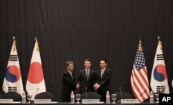 13일 서울 롯데호텔에서 열린 미한일 6자회담 수석대표 회동에서 조셉 윤 미국 국무부 대북정책 특별대표(왼쪽부터), 김홍균 외교부 한반도평화교섭본부장, 가나스기 겐지 일본 외무성 아시아대양주 국장이 포즈를 취하고 있다.