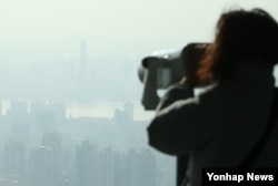 남산타워에서 바라본 서울 상공이 뿌연 스모그에 덮여있다.